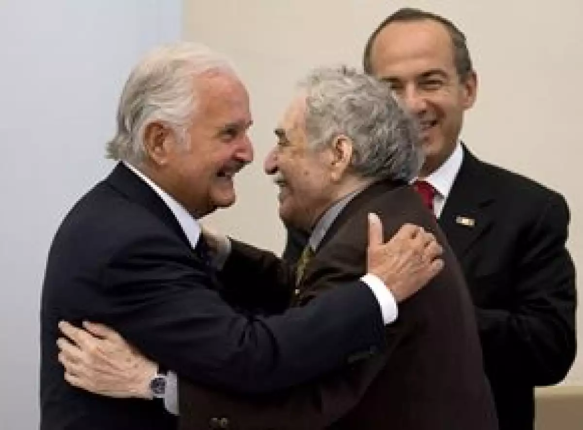 El presidente de México encabezó la ceremonia de inauguración del Homenaje Nacional al escritor, a la que también asistió García Márquez.