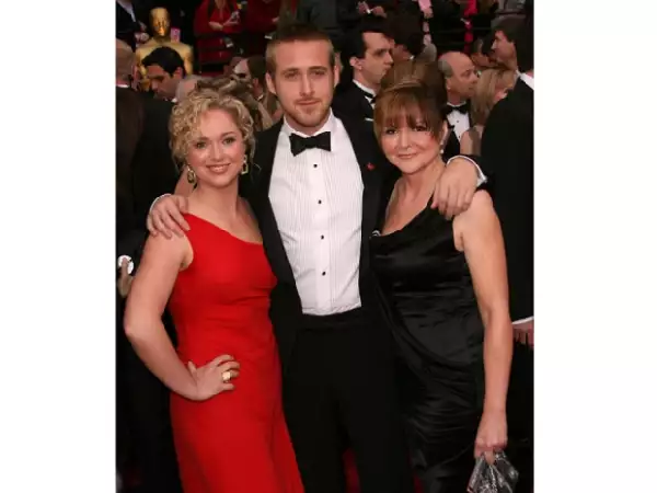 Ryan en la entrega 78 del Oscar, acompañado de su hermana, Mandi (de rojo), y su madre, Donna Gosling (de negro).