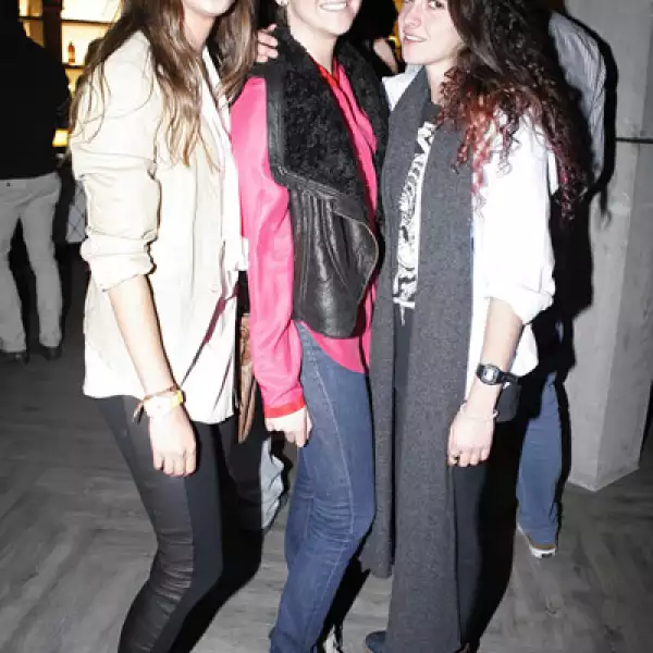 Natalia Schlesinger,Esther Sitton,Giselle Amkie