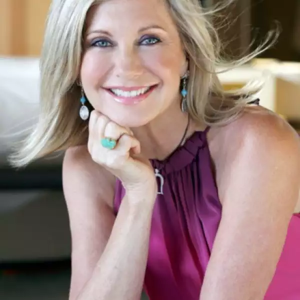 La cantante festejará su cumpleaños 61 este sábado en China, donde inició un recorrido de 23 días por la Gran Muralla a fin de recaudar fondos para un centro de tratamiento contra el cáncer en Australia.