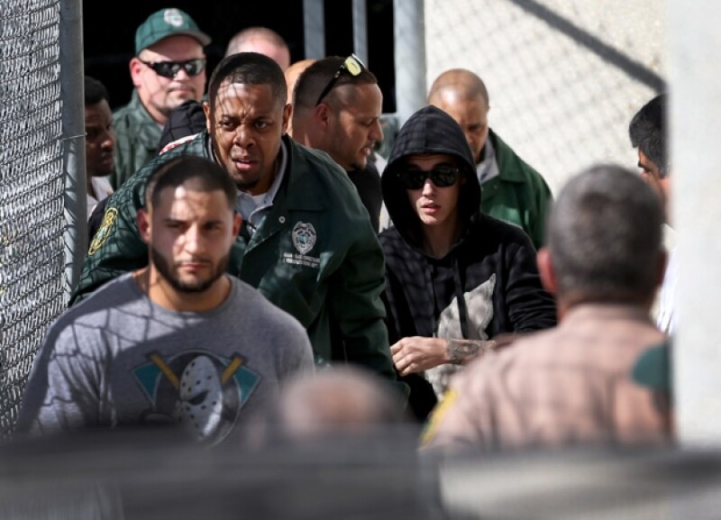 Justin Bieber siendo custodiado por personal de la prisión de Miami Beach en su liberación.