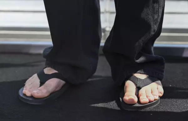 jonathan-bailey-flip-flops