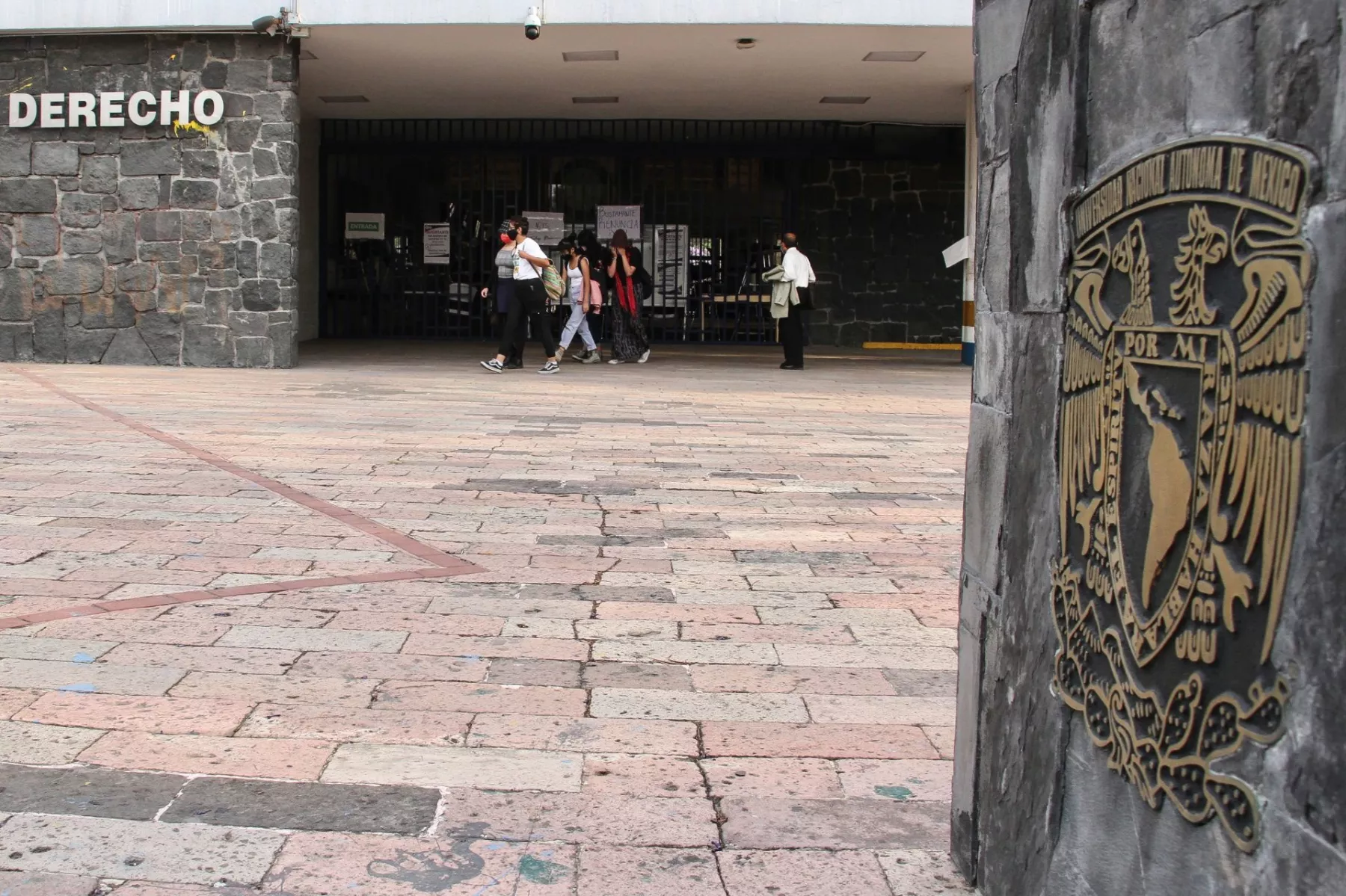 Alumnos de la UNAM, tomaron la Facultad de Derecho y exigen la renuncia de su director Raúl Bustamante.