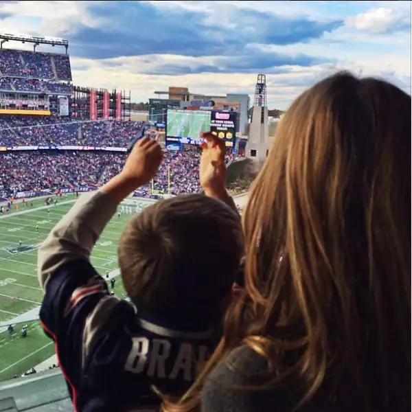 Gisele y Benjamin apoyando a papá.