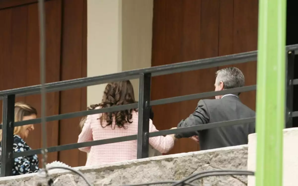 Paulina Velasco (de rosa) y Santiago Creel (de gris) fueron acompañados únicamente por familiares y amigos cercanos.