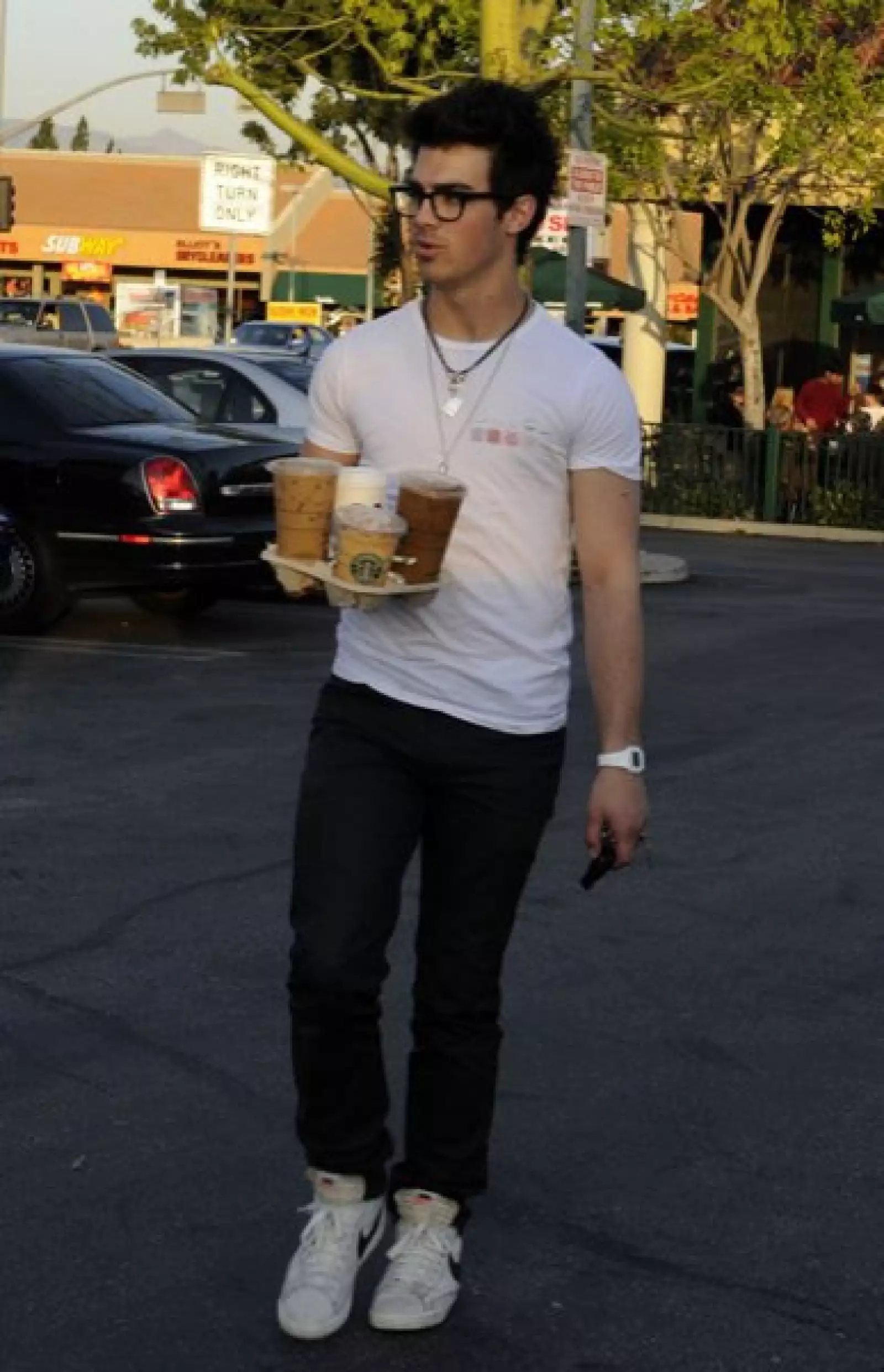 ¿Adicto a la cafeína? Seguramente no y Joe Jonas compró las bebidas para sus amigos o hermanos.