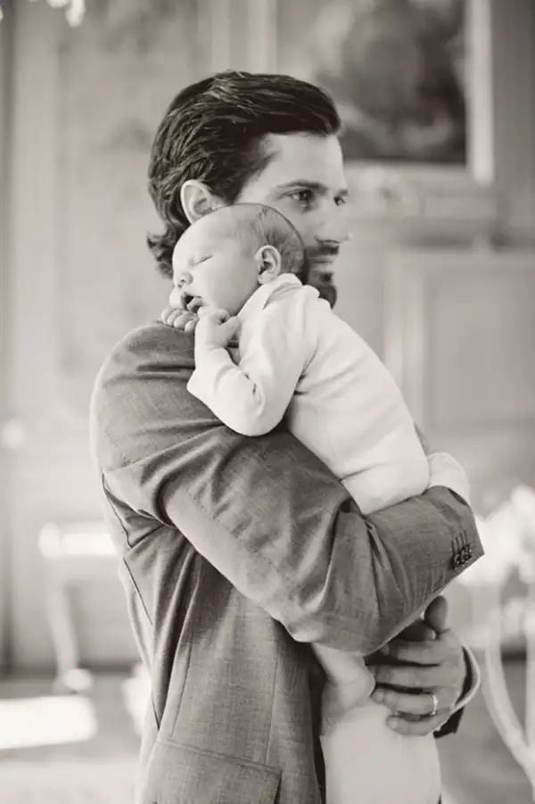El guapo papá no pudo haber tenido mejor regalo que el tener a su familia.