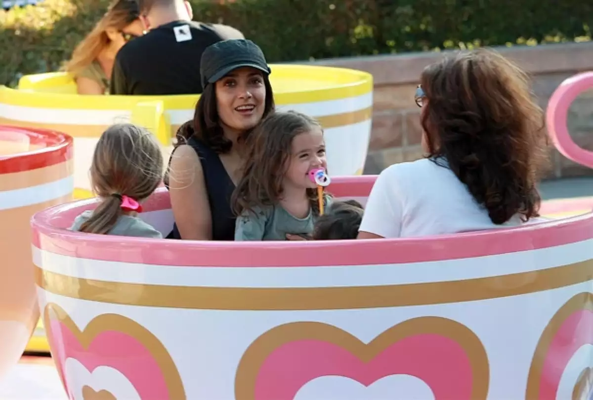 La actriz mexicana llevó a su hija de dos años al famoso parque temático en California, donde se subieron a las principales atracciones, entre ellas el juego de `The Tea Cups´.