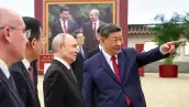 En esta fotografía de la piscina distribuida por la agencia estatal rusa Sputnik, el presidente ruso Vladimir Putin y el presidente chino Xi Jinping recorren una exposición fotográfica sobre los lazos entre Rusia y China en Beijing el 20 de mayo de 2026.