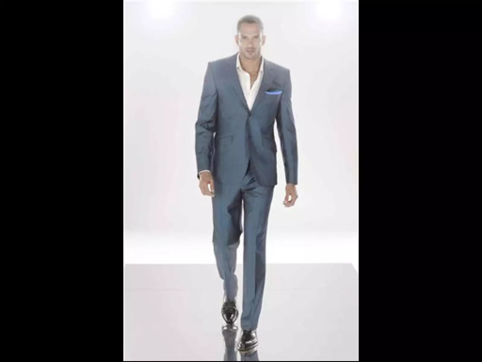 Un traje liso, con camisa blanca, utilizando un pañuelo en la solapa es ideal para un evento formal.