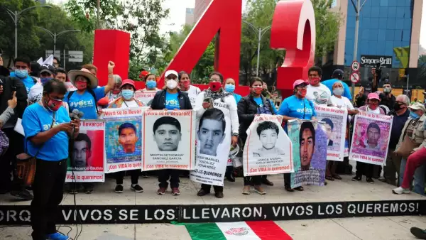 Protesta frente al Antimonumento de los 43 normalistas desaparecidos.