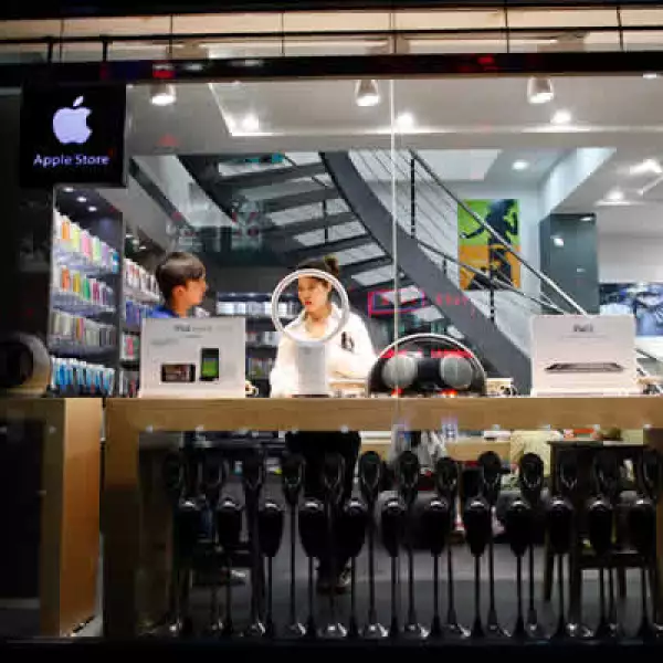 Las autoridades estudian si la firma de la manzana solicitó que sus diseños en tiendas quedarán protegidos.