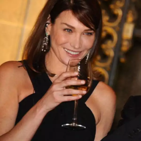 Ya más contenta, Bruni bebió y brindó con los asistente de la tertulia.