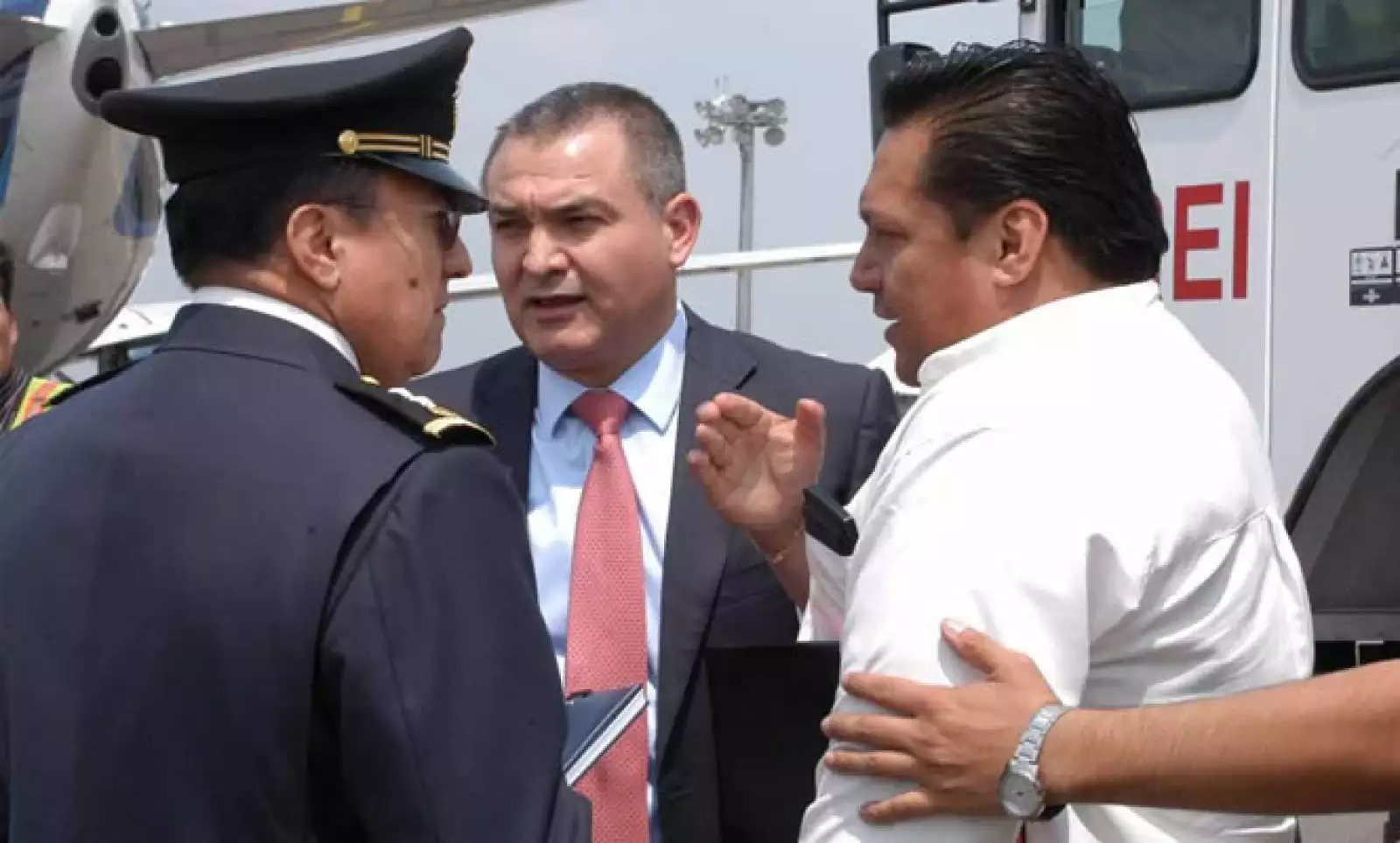 El boliviano Josmar Flores Pereira secuestró un avión de Aeroméxico que venía de Cancún la tarde del miércoles en el aeropuerto de la ciudad de México con latas de jugo. La SSP y Aeroméxico responsabilizaron a la vigilancia del aeropuerto de Cancún.
