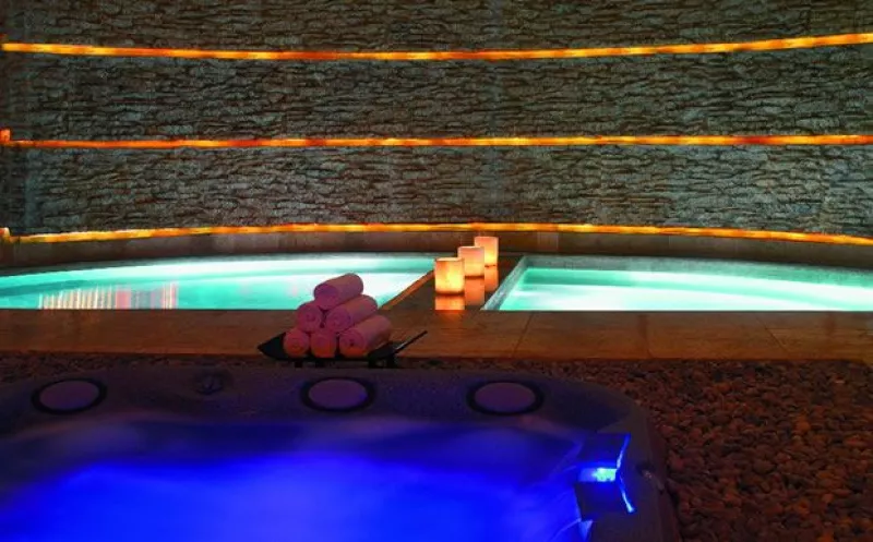 Inspirado en una mezcla de tradiciones europeas y asiáticas, su diseño zen lo conforman jardines de bambú, elegantes maderas, pisos de mármol y agradables esencias.