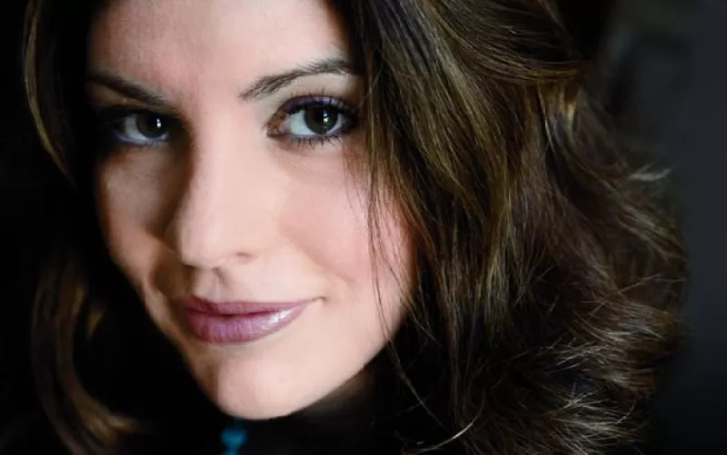 A sus 35 años se ha convertido en una revelación mundial con la publicación de su saga de vampiros, la cual ha sido traducida a 37 idiomas, e incluso la llaman “la nueva J. K. Rowling".