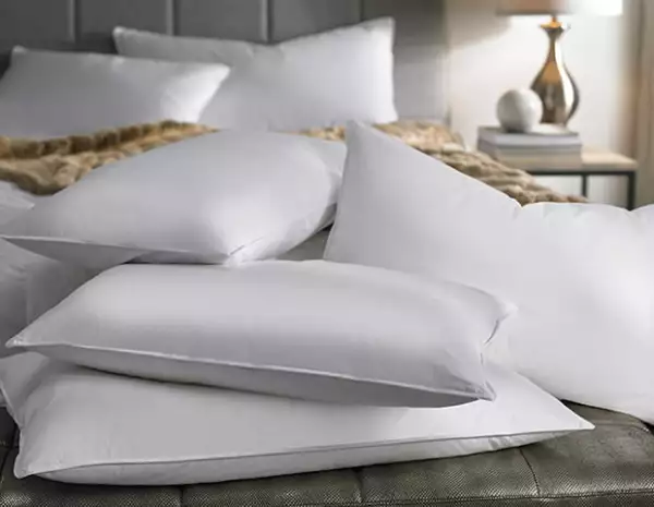 Agrega más almohadas a la hora de dormir para dormir más elevada y evitar que se hinchen tus ojos.