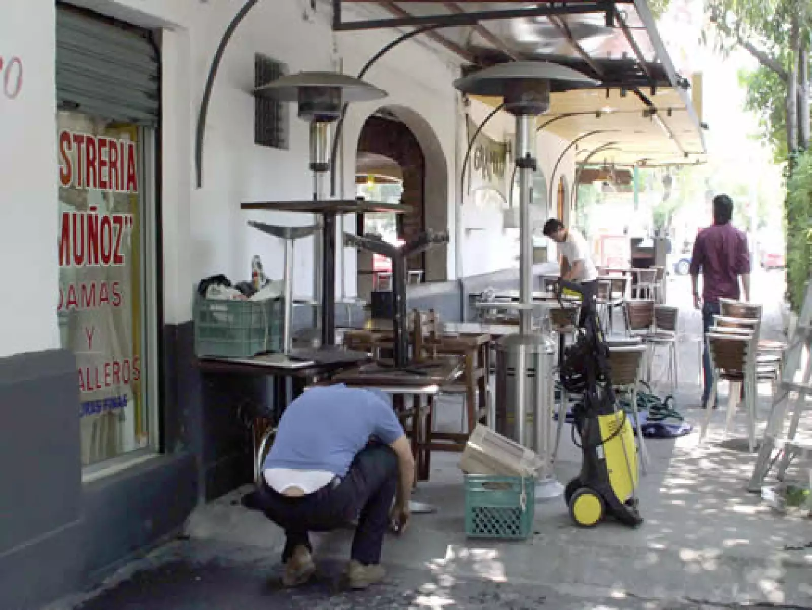 Luego del paro de labores por el brote de influenza, la Cámara Nacional de la Industria de Restaurantes y Alimentos Condimentados (Canirac), comentó que el sector perdió más de 1,200 millones de pesos en ventas, por lo que el panorama se ve dificil para e