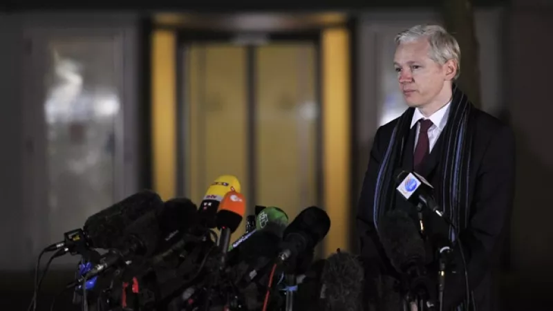 julian assange da rueda de presna