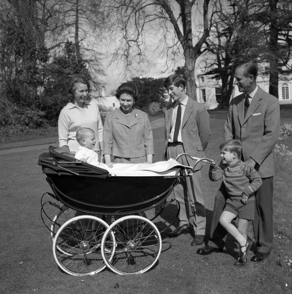 Cumpleaños 39 de la reina Isabel con su esposo Felipe y sus cuatro hijos.