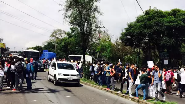 Los automovilistas y usuarios del transporte público son desviados hacia vías alternas.