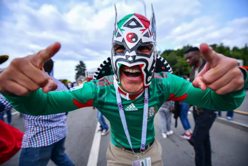 Aficionado de la selección mexicana con máscara de luchador. El FIFA Fan fest se realizará en CDMX. 