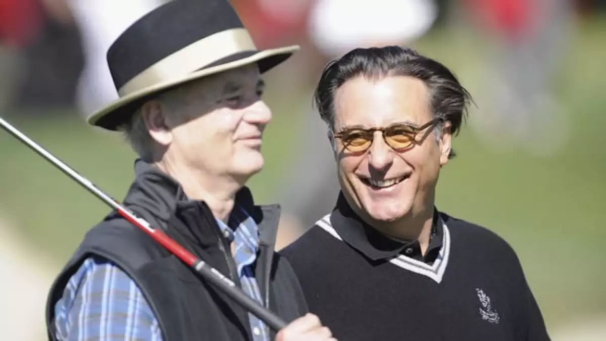 Andy Garcia platica con Bill Murray en el torneo Pro-Am