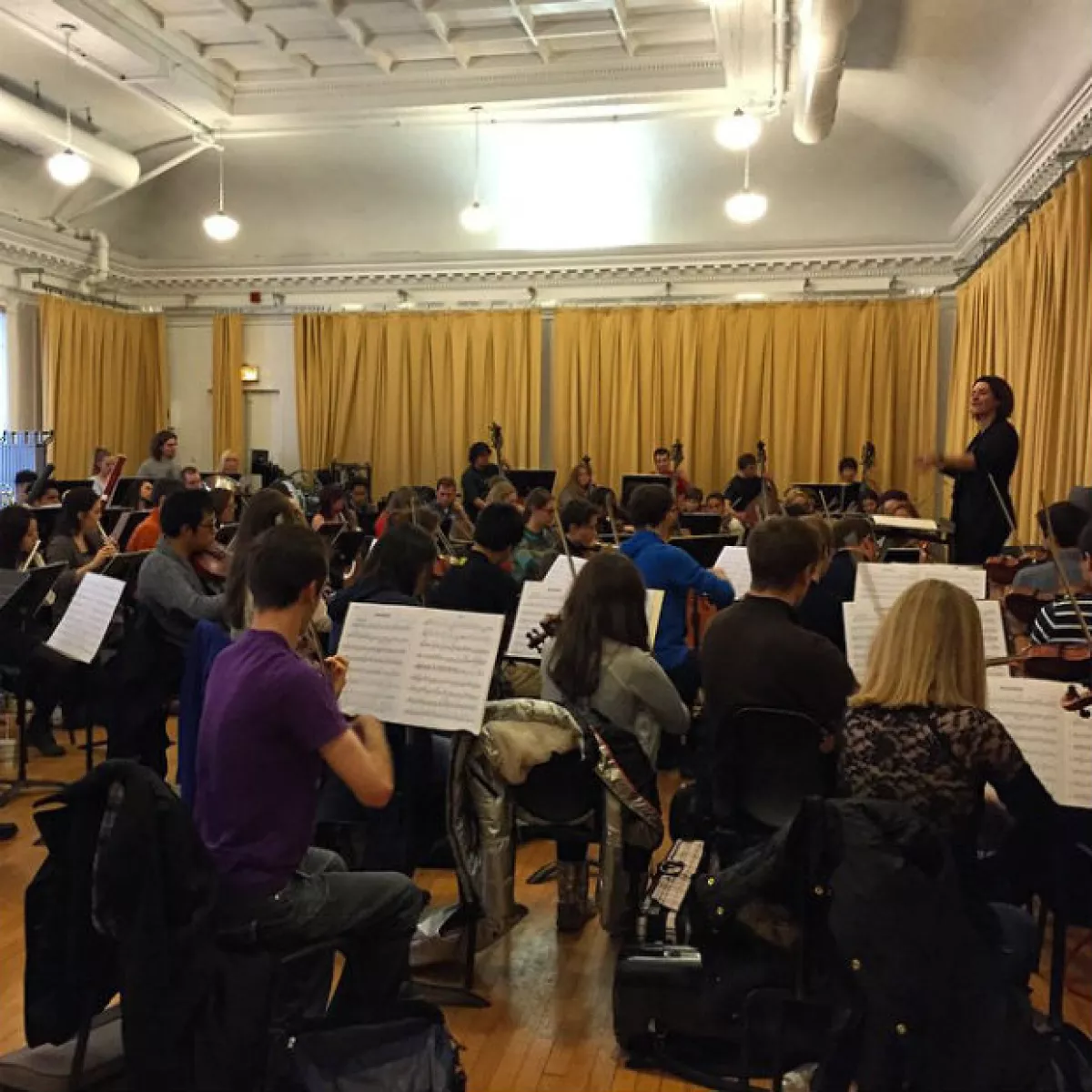 Alondra de la Parra en pleno ensayo. Foto tomada por Ludwika.