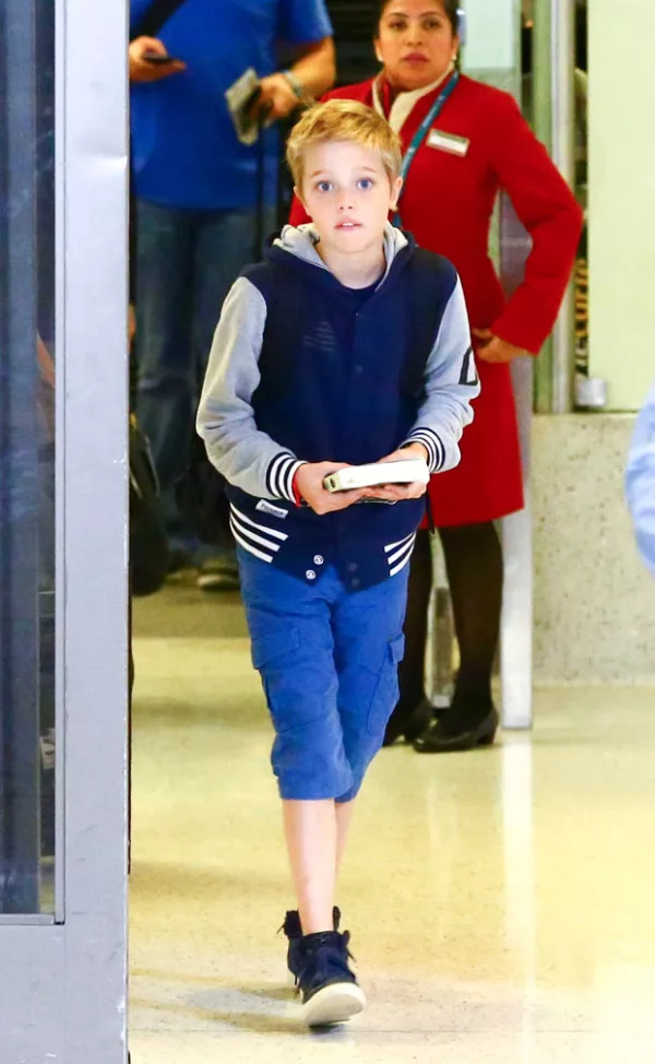 Pelo corto, tenis y pantalones a la rodilla le daban a la pequeña un look masculino.