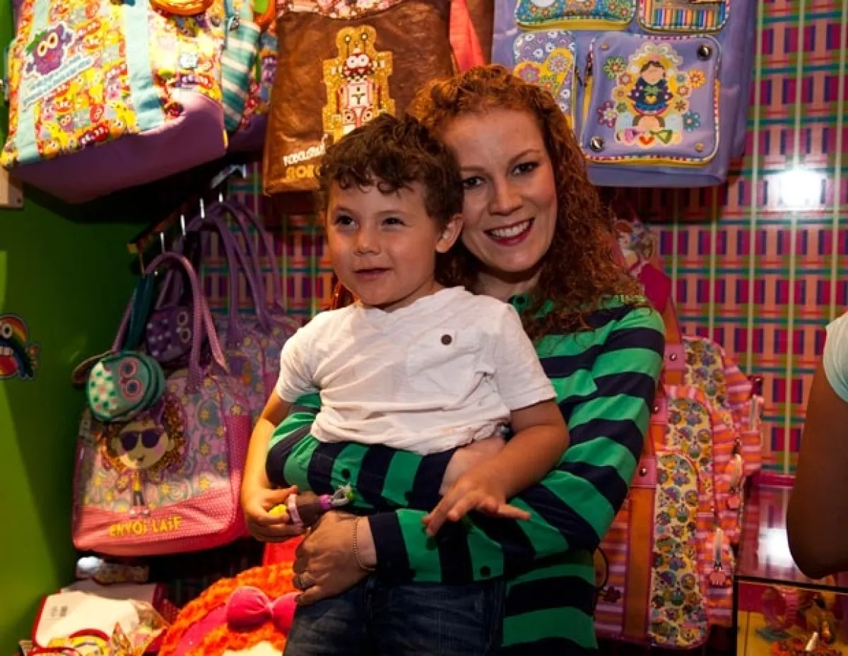 La feliz mamá pasó un día con su hijo en la tienda Distroller.