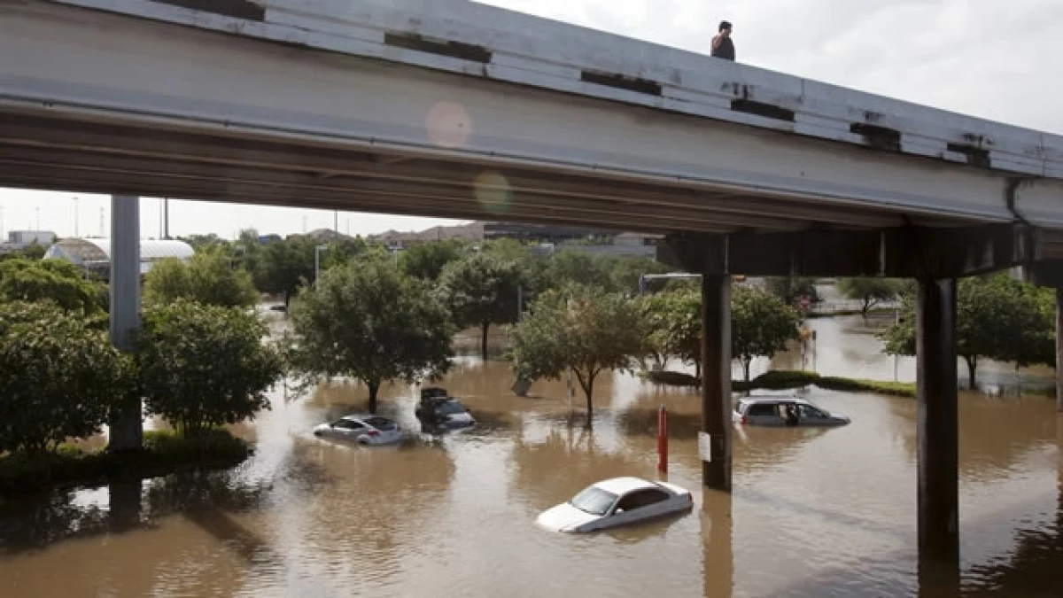 Automóviles varados por las fuertes lluvias que se registraron este martes en Houston, Texas