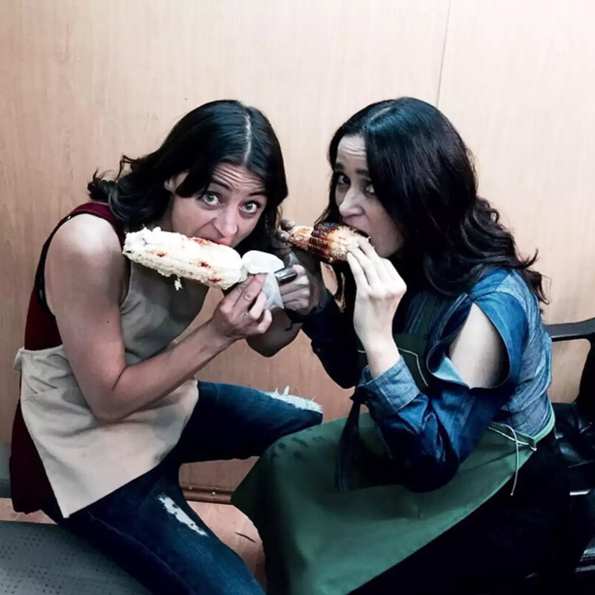 La actriz vivió un domingo divertido y lleno de trabajo junto a la cantante de Tijuana para preparar "Buenas noches, desolación", el clip que rodaron juntas y estrenará en agosto próximo.