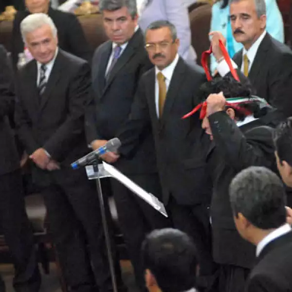 Rafael Acosta gritó “¡muera el PT traidor!” en su protesta como delegado de Iztapalapa ante la ALDF y sus efímeros colegas, entre ellos Demetrio Sodi (seg. izq a der), de Miguel Hidalgo. Luego, “Juanito” pidió licencia para ceder el cargo a Clara Brugada.