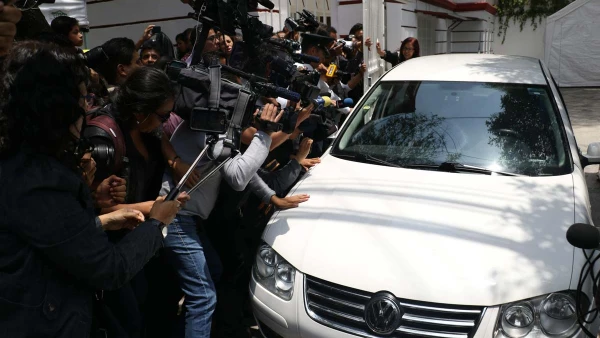 En un Jetta blanco.