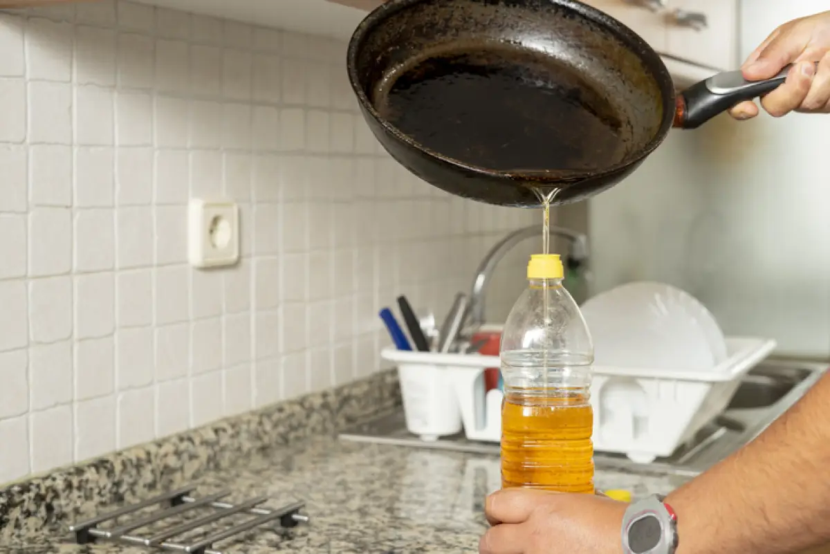 Tirar aceite comestible al drenaje en CDMX puede costarte caro y hasta llevarte a prisión