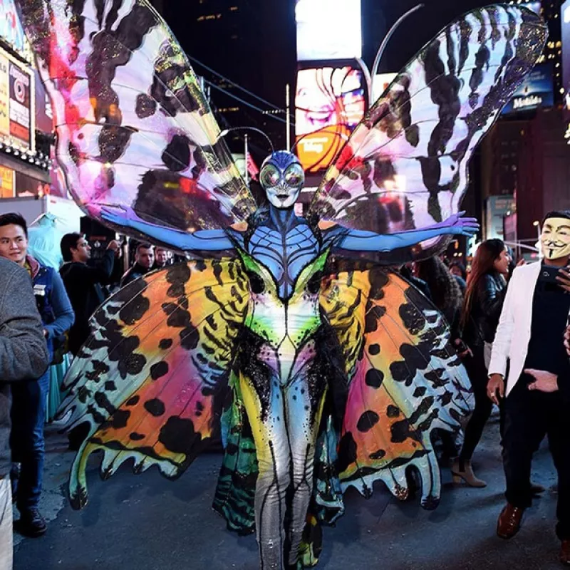 Una vez más la modelo alemana impresionó a todos con su disfraz para la ocasión. Se convirtió en una colorida y terrorífica mariposa y lo presumió en sus redes sociales.