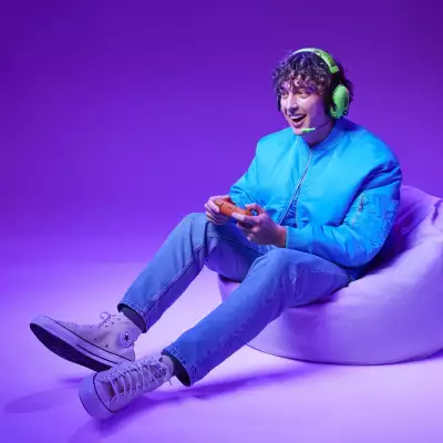 U  joven está jugando  videojuegos y disfrutando de pertenecer a un fandom