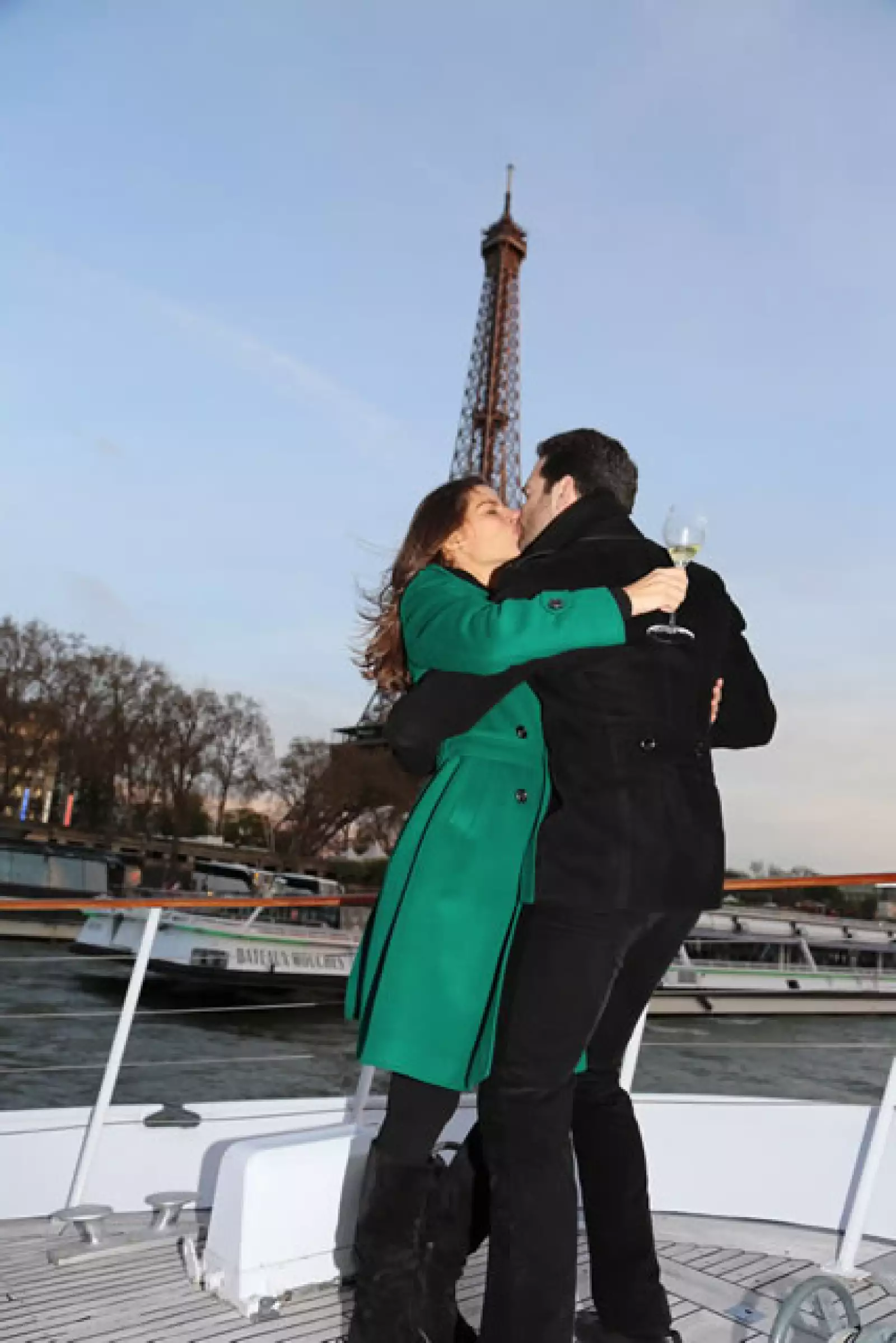 Los felices esposos no desaprovecharon la oportunidad de tomarse una foto junto a la Torre Eiffel.