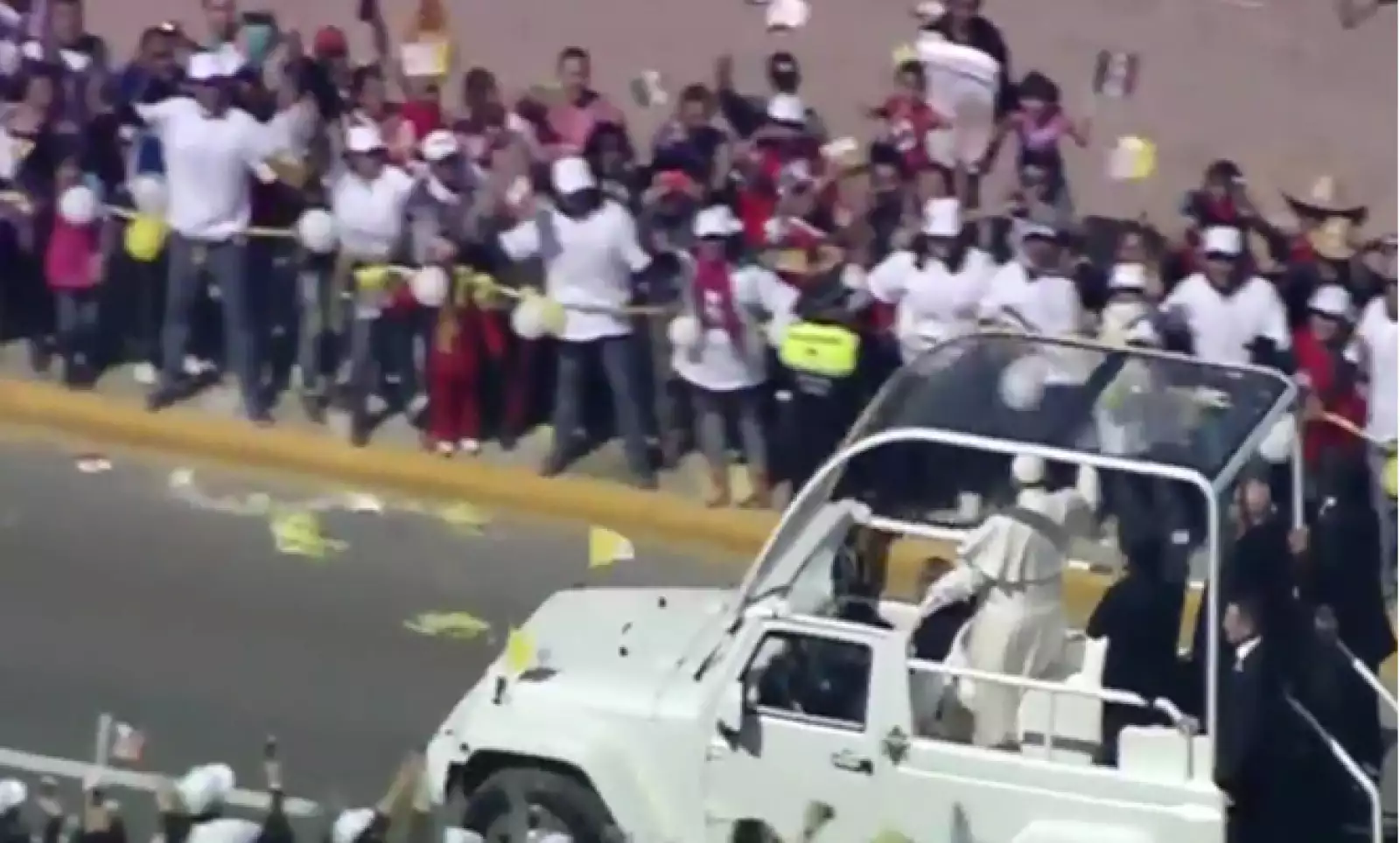 Los creyentes se congreraron en el camino que recorrió el papa hacia el predio conocido como 'El Caracol'.