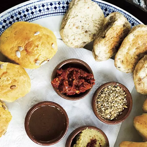 Panes, humos, chile y otros ingredientes llenan las mesas de los muchos lugares para comer.