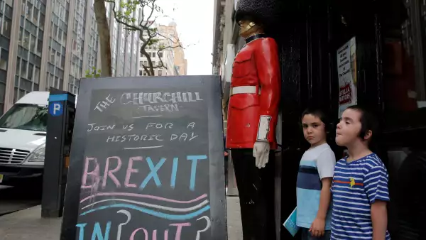 Habitantes del Reino Unido se manifestaron en las calles ante un posible 'brexit'.