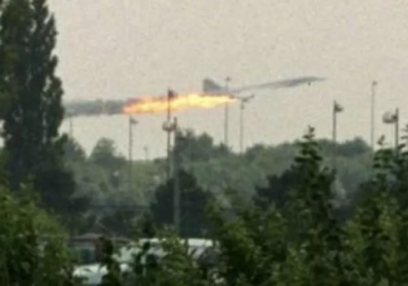 Antes de estrellarse, el 25 de julio del 2000, el Concorde se cubrió en llamas. (Foto: Reuters)