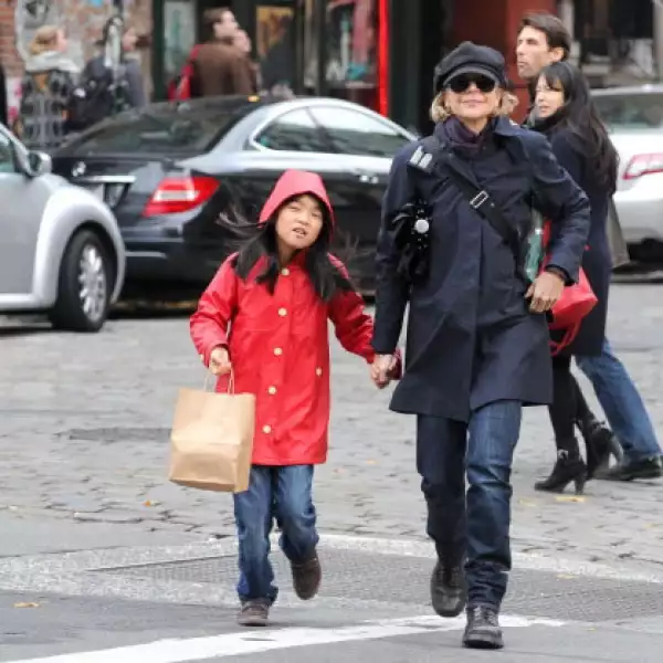 Luego de divorciarse de Dennis Quaid, Meg Ryan decidió darle un hermano a su primogénito, por lo que en el 2006 adoptó a su hija Daisy True, una niña proveniente de China.