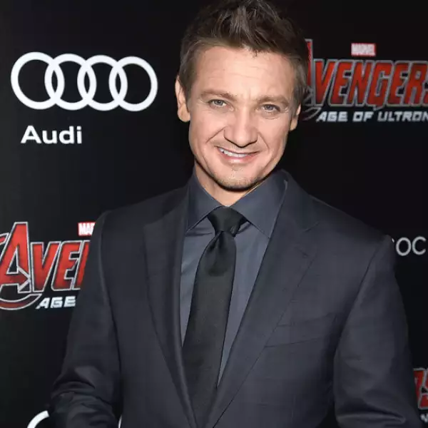 Jeremy Renner en el 2000 y ahora.