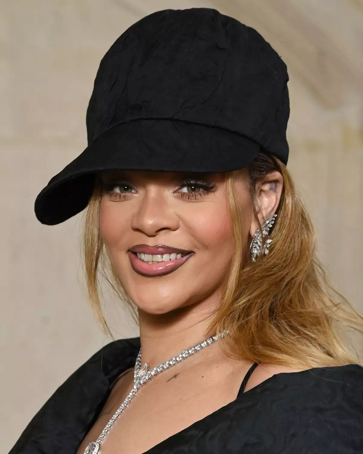 Rihanna+apuesta+por+un+beauty+look+muy+latino+para+el+desfile+Couture+de+Dior-++Labios+delineados++Cejas+muy+delgadas++Flequillo+de+cortina+un+tono+más+claro++Gorra+integrada (1).jpg