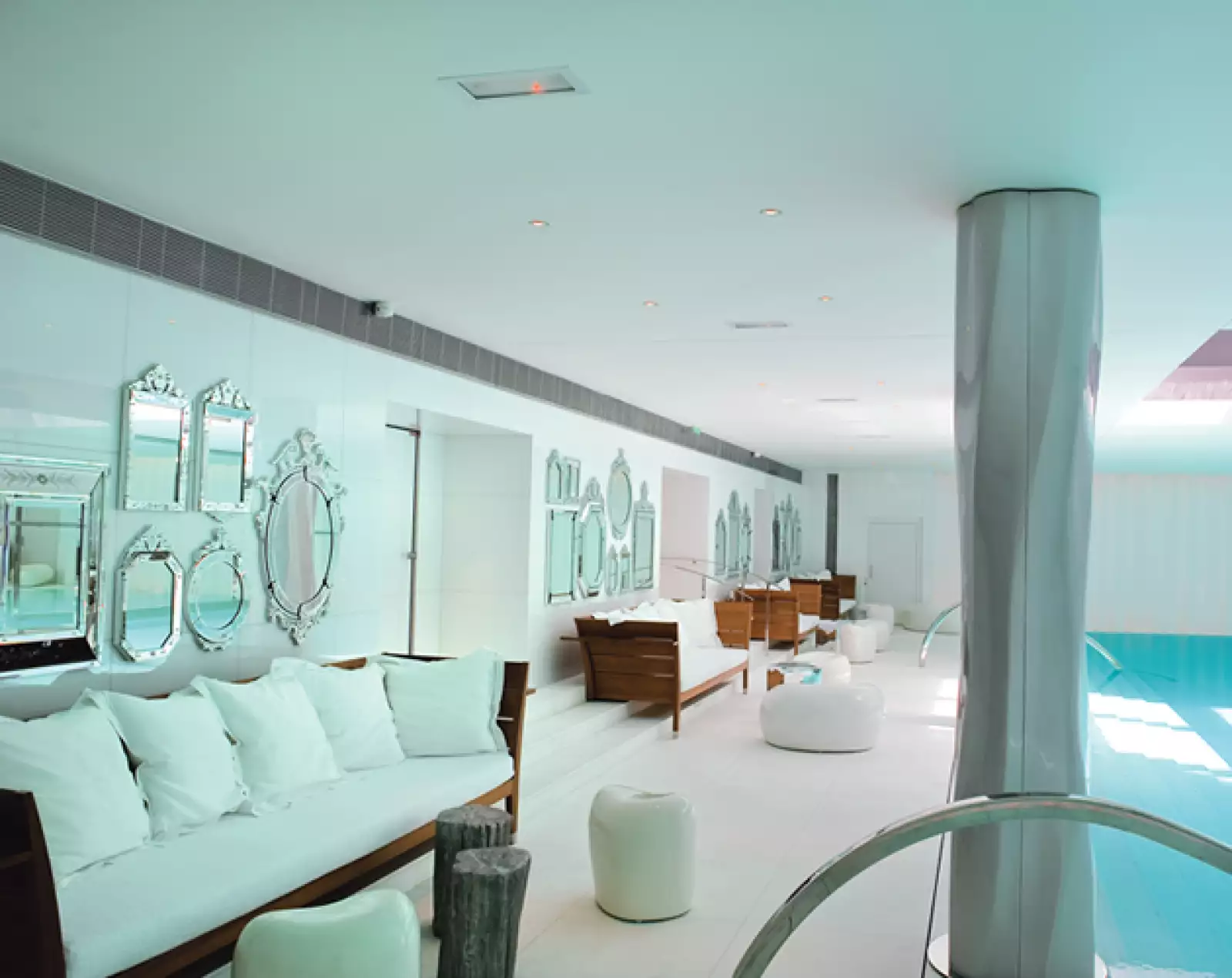 Clarins: No hay nada como un masaje que molde y reafirme tu cuerpo ($555/ $785)  o un facial que te ayude a conservar la piel hidratada y suave ($555/ $785). Sin duda el spa de Clarins, te hará sen...