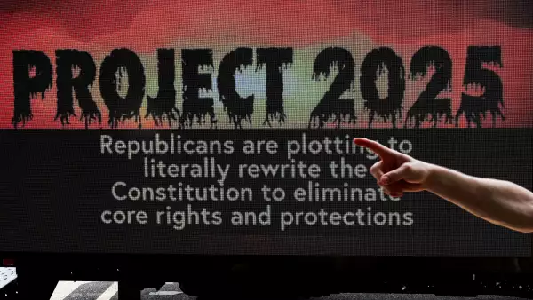 Una persona hace un gesto frente a un cartel que hace referencia al "Proyecto 2025" mientras los manifestantes y miembros de The Coalition to March on the RNC mantienen un mitin, el primer día de la Convención Nacional Republicana (RNC) en Milwaukee, Wisconsin, EE. UU. 15 de julio de 2024.