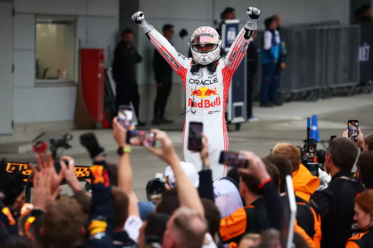 Foto de Max Verstappen levantando los brazos al ganar el Gran Premio de Japón 2025 aun con el uniforme puesto.