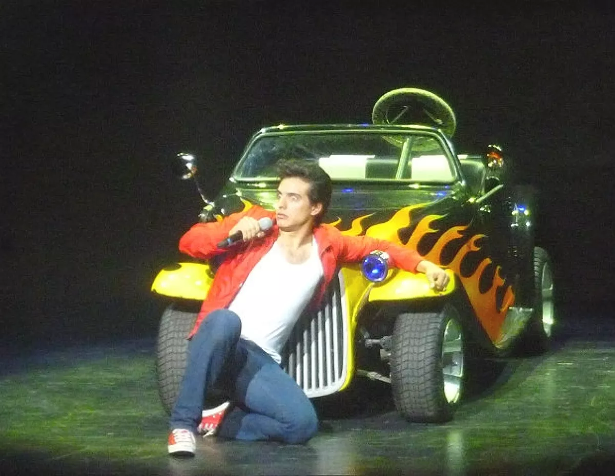 Vadhir Derbez se lució en el papel protagónico de `Danny Zuko´ en "Vaselina".