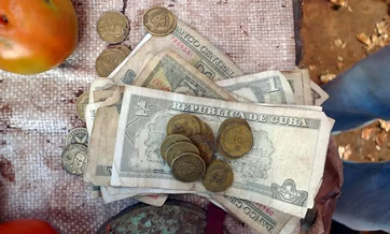 La eliminación de la doble moneda empezará por las empresas, dijo el Gobierno. (Foto: Reuters)